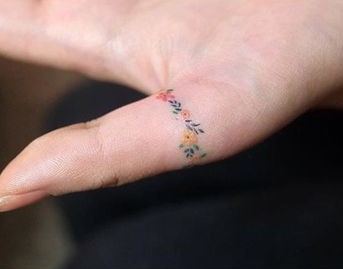 tatuaj flori colorate pe deget