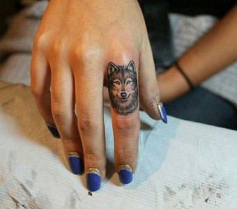 tatuaj pe deget lup