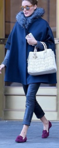 femeie cu poncho albastru