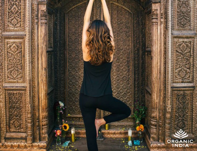 femeie care face yoga