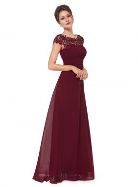 femeie cu rochie burgundy