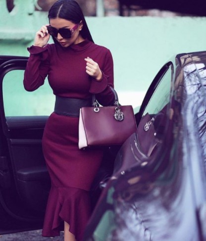 femeie cu rochie burgundy