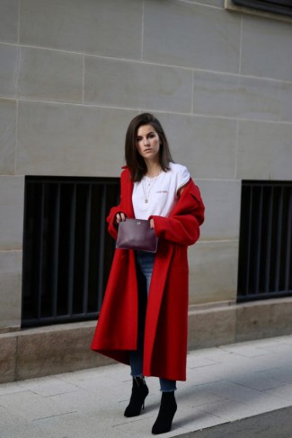 femeie cu palton minimalist