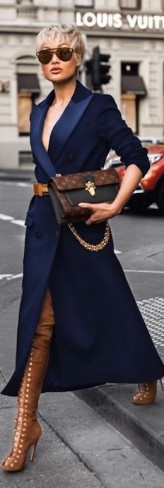 femeie cu palton navy blue