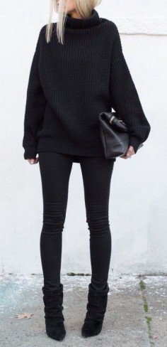 femeie cu pulover negru si blugi skinny