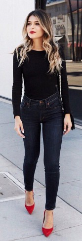 femeie cu pulover mulat negru