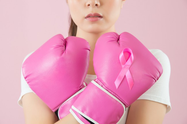 femeie cu manusi de box roz