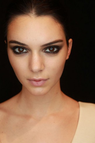 kendall jenner machiata cu creion negru