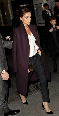 victoria beckham cu pantaloni negri si pantofi