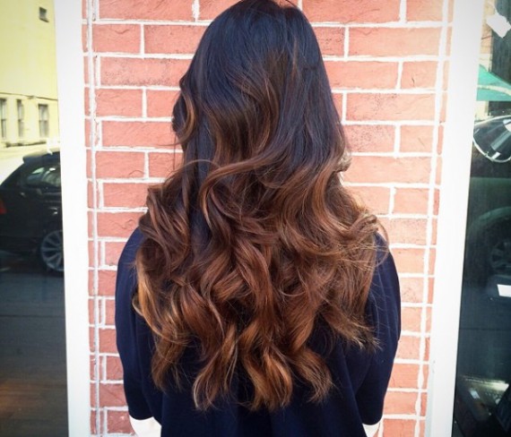 femeie cu par balayage