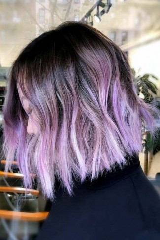 femeie cu par ombre violet