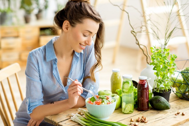 femeie care mananca salata