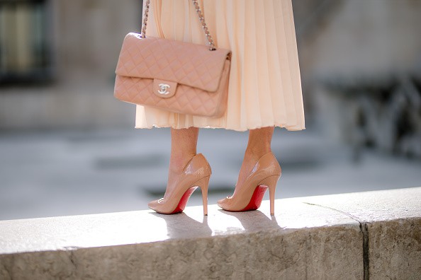 femeie cu pantofi si geanta