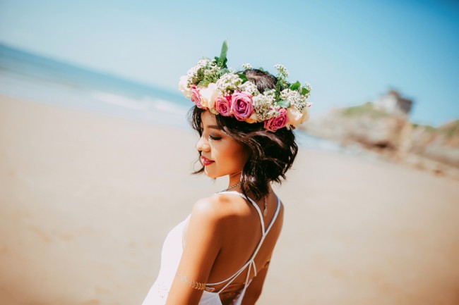 femeie cu coronita de flori pe plaja