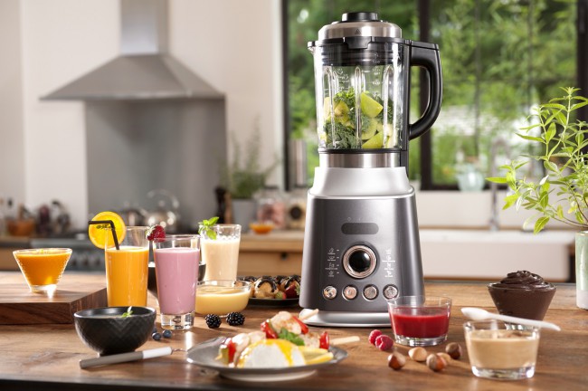 blender tefal pe masa