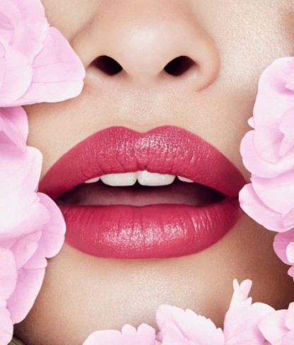 femeie cu buze roz