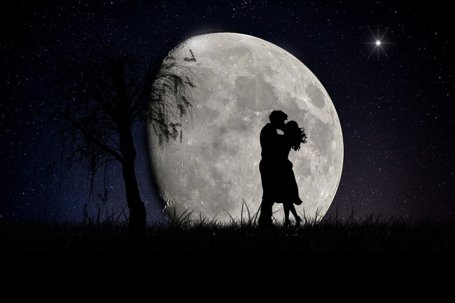 cuplu care se saruta la lumina lunii