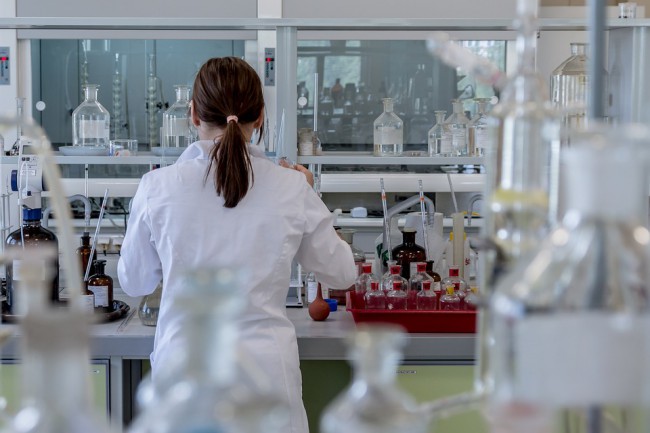 femeie in laborator