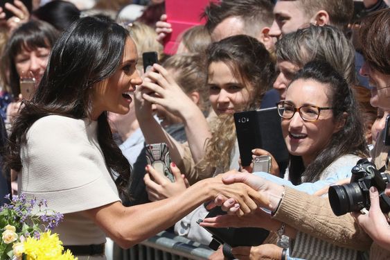 meghan markle da mana cu o persoana