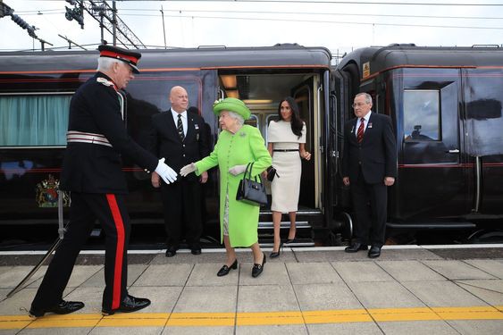 Meghan Markle si regina coborand din trenul regal