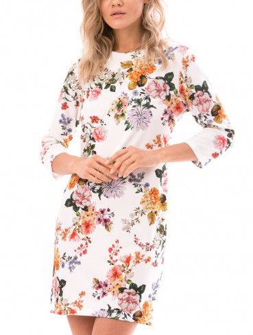 femeie cu rochie cu print floral
