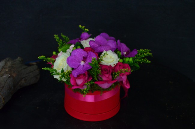 cutie cu flori violet