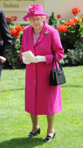 regina Elisabeta in costum roz