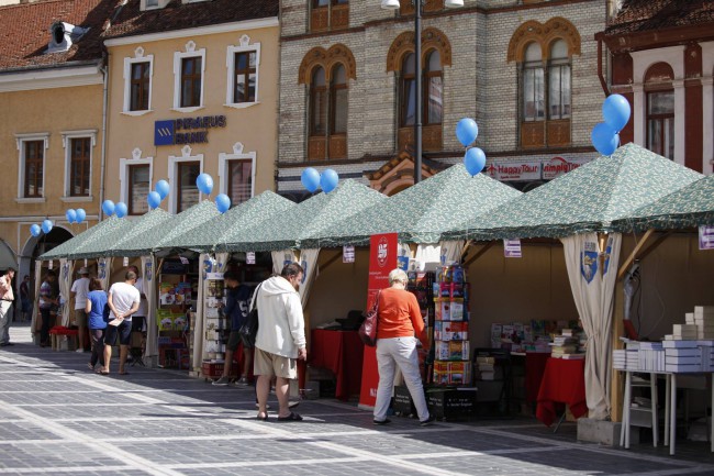 oameni la festivalul Libris din Brasov