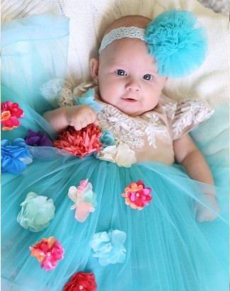 fetita in rochie albastra