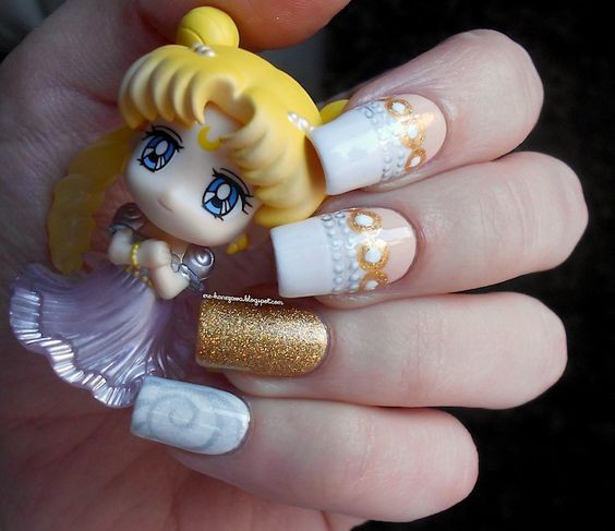 manichiura sailor moon alb si auriu