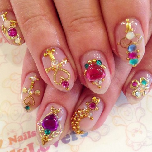 manichiura sailor moon cu strasuri