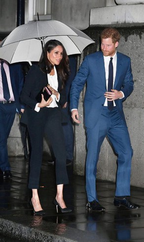 meghan markle in costum si printul harry