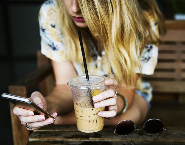 femeie care se uita in telefon