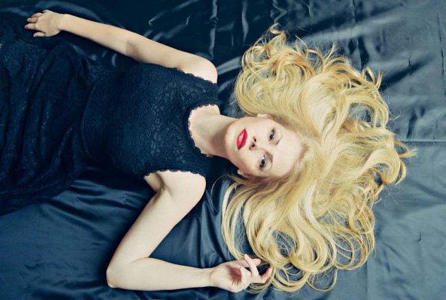 femeie blonda pe pat