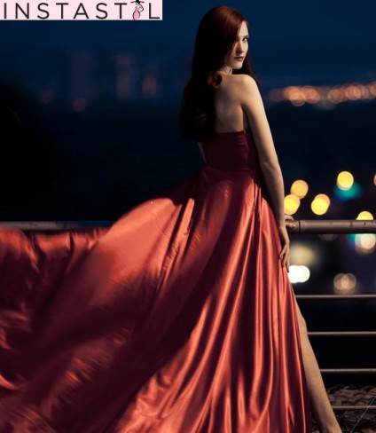 femeie in rochie de seara