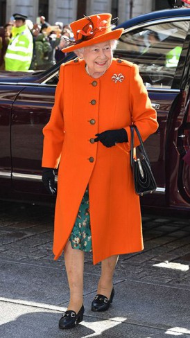 regina angliei in tinuta portocalie
