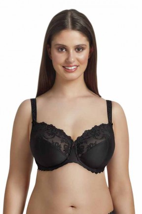 femeie cu sutien cu broderie neagra