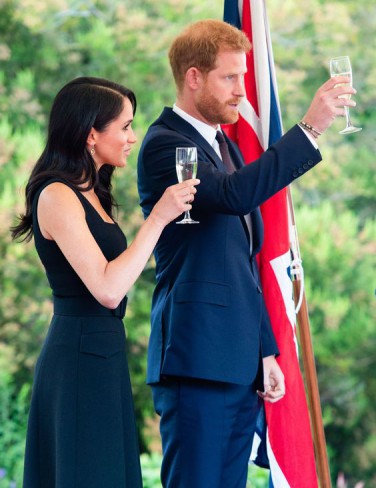 meghan si harry cu pahare de vin in mana