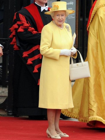regina Angliei cu costum galben si manusi