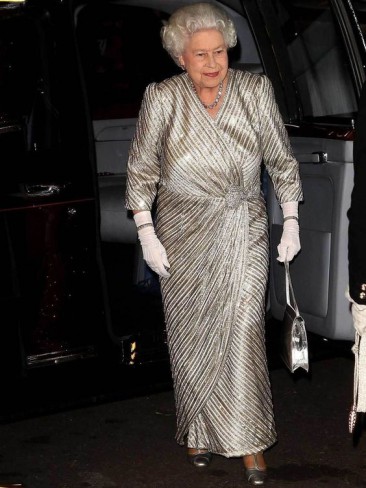 regina Elisabeta in rochie aurie