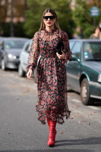 femeie cu rochie midi cu print floral