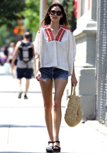 Alexa Chung cu ie romaneasca
