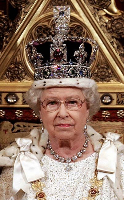 regina cu coroana regala