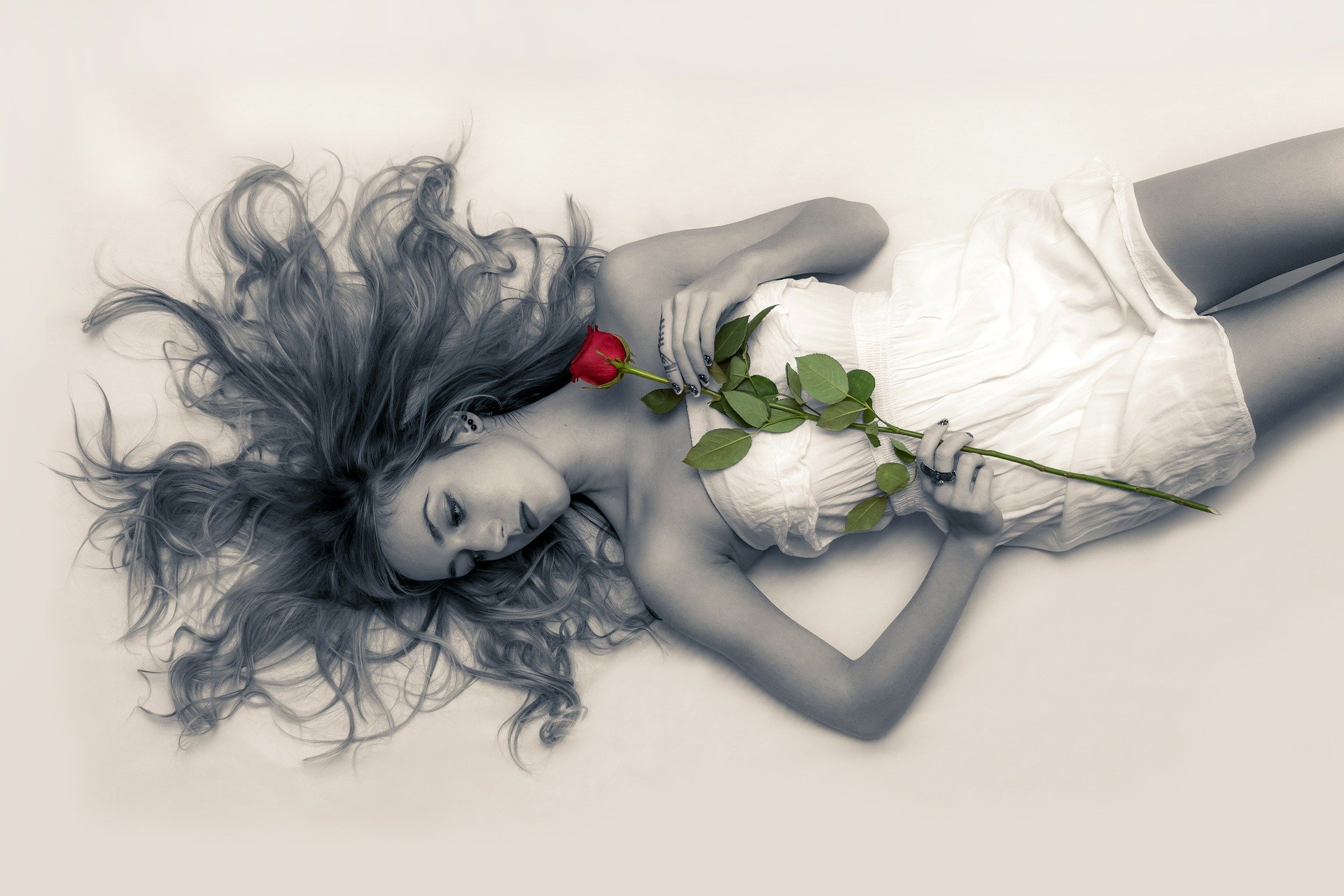 femeie cu trandafir