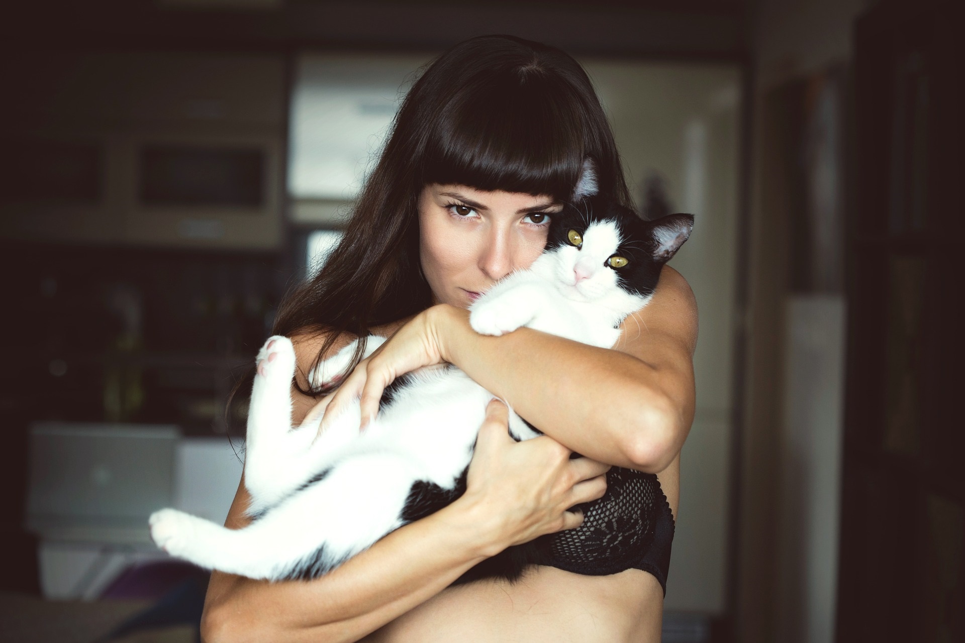 femeie cu pisica