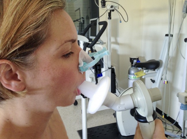 femeie care face spirometrie