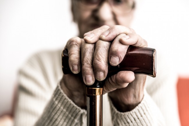 demența mixtă-bărbat în vârstă cu baston