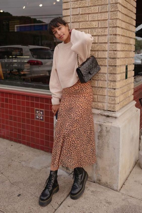 ținute de toamnă 2019_femeie cu fustă leopard
