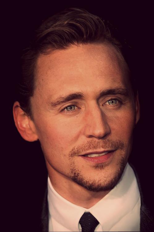 cei mai frumoși băieți din lume-Tom Hiddleston