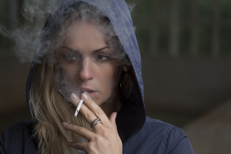 dislipidemie mixtă-femeie care fumează